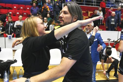 Gabriela Szabo felicitându-l pe Adrian Vasile după un meci câștigat în Liga Campionilor în 2019 FOTO sportpictures.eu