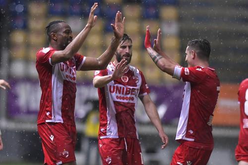 Christian Irobiso (28 ani), atacantul nigerian de la Dinamo, a fost reclamat de CCA la Comisia de Disciplină și Etică din cadrul FRF, dar a scăpat de suspendare, astfel că va fi apt de joc pentru barajul de rămânere/promovare în Liga 1 cu U Cluj.