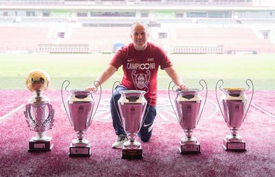 „Manita” de titluri » Fotografie spectaculoasă pe pagina 1 a Gazetei Sporturilor cu Dan Petrescu, după încă un trofeu cu CFR Cluj