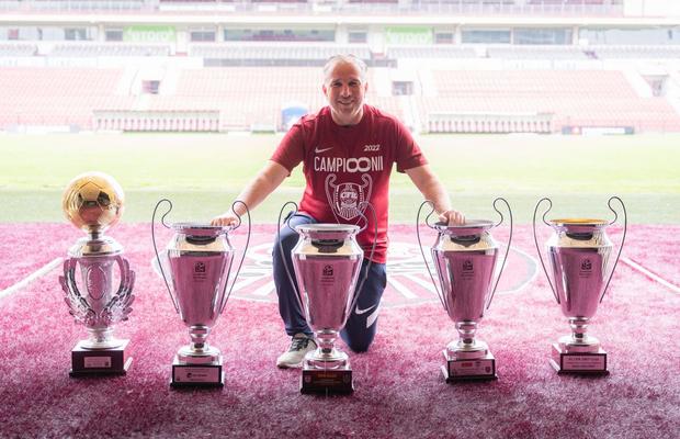 „Manita” de titluri » Fotografie spectaculoasă pe pagina 1 a Gazetei Sporturilor cu Dan Petrescu, după încă un trofeu cu CFR Cluj