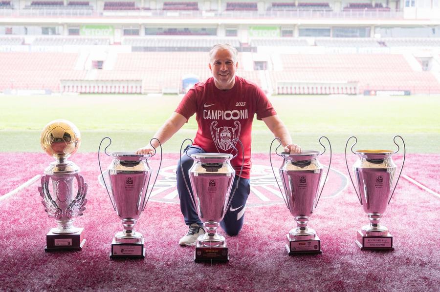Dan Petrescu și cele 5 trofee de campion cu CFR Cluj // FOTO: Raed Krishan „Manita” de titluri » Fotografie spectaculoasă pe pagina 1 a Gazetei Sporturilor cu Dan Petrescu, după încă un trofeu cu CFR Cluj