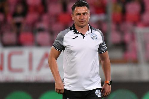 Anunțat ca viitor antrenor al celor de la UTA, după ce contractul dintre Ionuț Badea și echipa din orașul de pe Mureș s-a încheiat, Ilie Poenaru așteaptă ca înțelegerea sa cu „Bătrâna Doamnă” să devină una oficială.