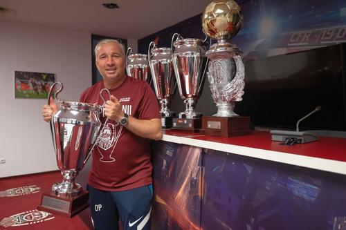 Dan Petrescu și colecția sa incredibilă de trofee la CFR Cluj / foto: Raed Krishan (GSP)