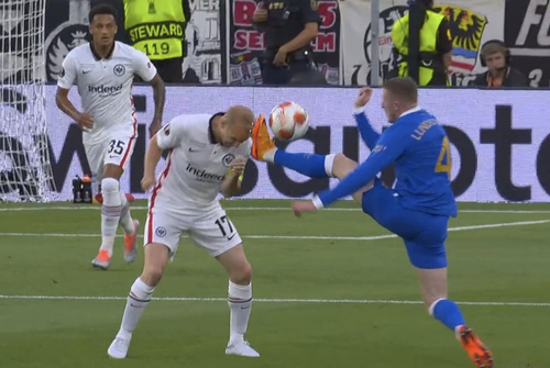 Eintracht Frankfurt - Rangers | Finala Europa League a debutat cu un moment dur. Sebastian Rode (31 de ani), căpitanul lui Eintracht, a avut capul spart din minutul 6!