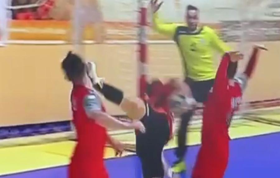 Accidentare horror pentru un jucător de la Steaua! Foto: captură TVR Accidentare horror pentru un jucător de la Steaua! Transportat cu elicopterul la Tg. Mureș