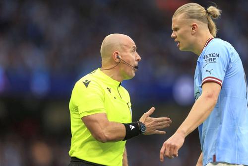 Erlin Haaland și arbitru Szymon Marciniak