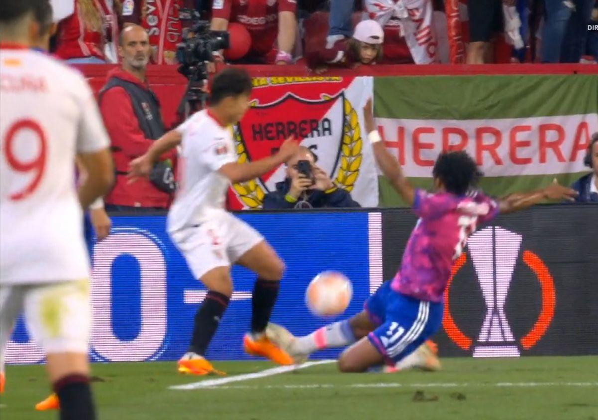 Decizie bizară în Sevilla - Juventus » VAR-ul a ratat un fault evident: „Dacă nu s-a schimbat regulamentul, trebuia penalty”