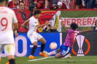 Decizie bizară în Sevilla - Juventus » VAR-ul a ratat un fault evident: „Dacă nu s-a schimbat regulamentul, trebuia penalty”