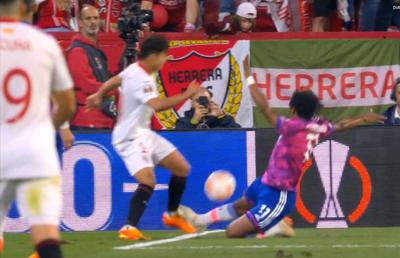 Decizie bizară în Sevilla - Juventus » VAR-ul a ratat un fault evident: „Dacă nu s-a schimbat regulamentul, trebuia penalty”