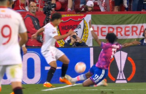 Decizie bizară în Sevilla - Juventus » VAR-ul a ratat un fault evident: „Dacă nu s-a schimbat regulamentul, trebuia penalty”