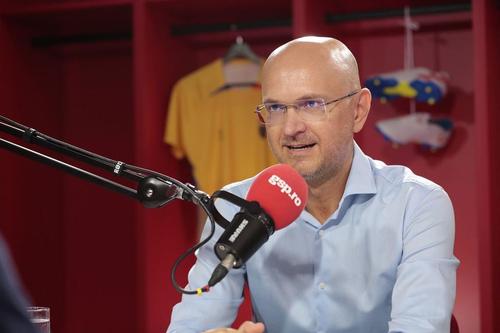 Referitor la interzicerea caselor de pariuri pe tricourile de joc (pe piept), în campionatul Angliei, începând din 2026, Orlando Nicoară, directorul firmei care deține drepturile TV în Liga 1, a comentat subiectul.