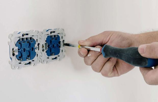 Cum poți să devii foarte ușor un profesionist în reparații electrice?