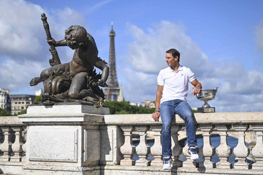 Rafael Nadal cu trofeul de la Roland Garros cucerit în 2022 Foto: Imago Rafael Nadal, după victoria la revenire: „Cred că nu am uitat să joc tenis, dar va fi dificil” + „Până la Roland Garros voi ști dacă e ultimul meu an în circuit”