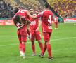 8 momente de după Dinamo - Steaua 3-0 » Poze de bucurie în fața galeriei steliste + „Haita salută armata” & „Bani și Ghezali sunt noii N&D” :D