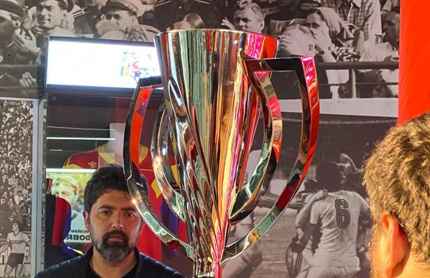 Prezentarea trofeului pe care-l va primi Farul/FCSB » Numele campioanei, gravat în timp real