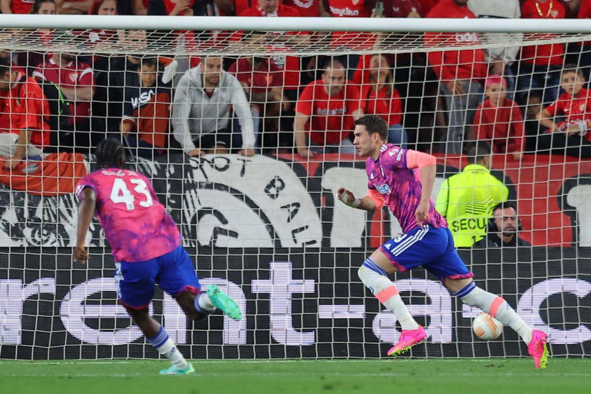 Decizie bizară în Sevilla - Juventus » VAR-ul a ratat un fault evident: „Dacă nu s-a schimbat regulamentul, trebuia penalty”