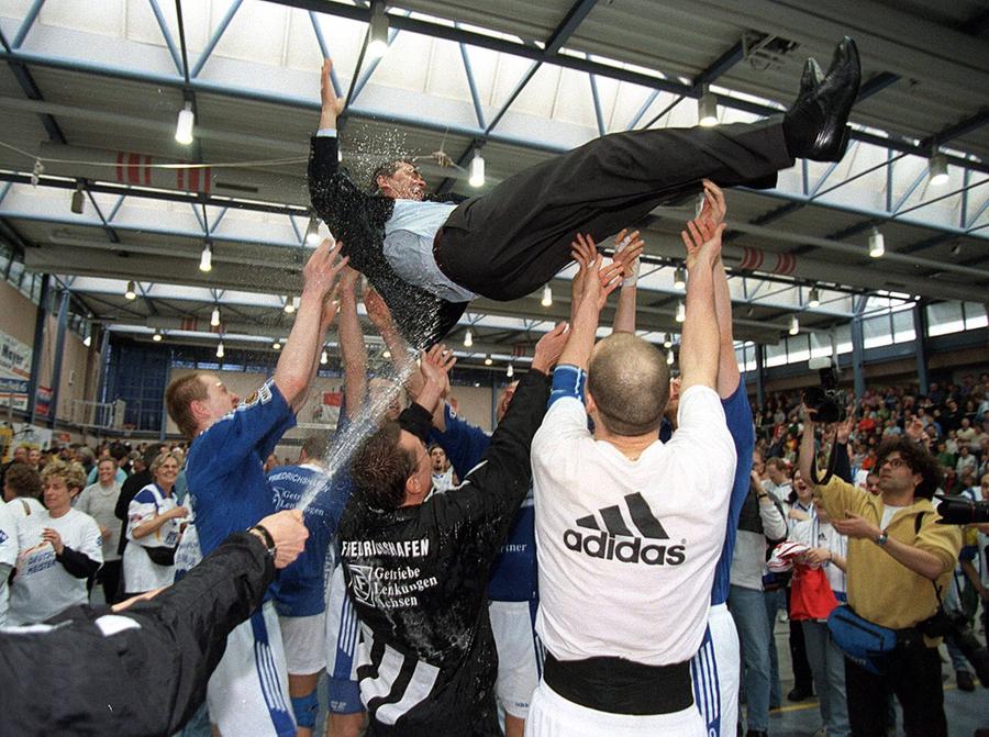 Stelian Moculescu ridicat pe brațe de cei pe care i-a dus spre titlu în Germanai FOTO Imago Images Antrenor cu nume pentru Dinamo: „Vreau să dau ceva înapoi, pentru că eu am învăţat în România”