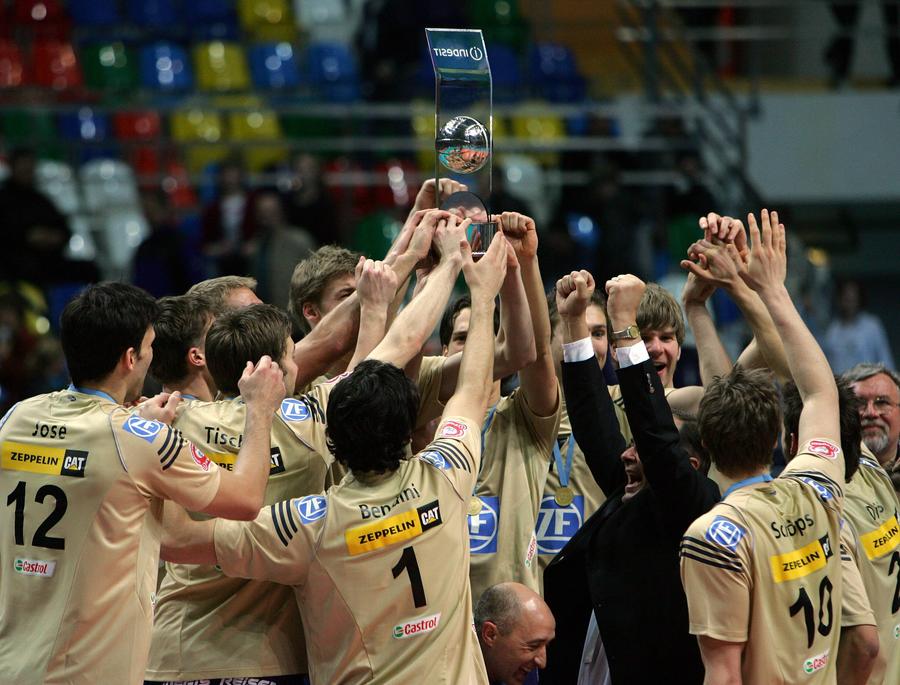 Stelian Moculescu sărbătorind cucerirea Ligii Campionilor în 2007 cu VfB Friedrichshafen Antrenor cu nume pentru Dinamo: „Vreau să dau ceva înapoi, pentru că eu am învăţat în România”