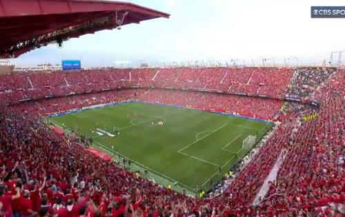 Arena Ramon Sanchez Pizjuan s-a cutremurat înaintea returului semifinalei Europa League, Sevilla - Juventus. Imnul grupării andaluze a răsunat din vocile a peste 45.000 de fani.