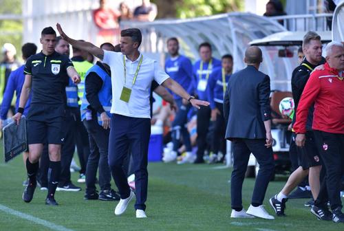 Comisia de Disciplină a Federației Română de Fotbal a dictat sancțiuni serioase împotriva oficialilor dinamoviști Sorin Colceag și Iulian Mihăescu. Cei doi au fost implicați în incidente la meciurile cu Gloria Buzău, scor 2-2, și Unirea Dej, scor 0-0.