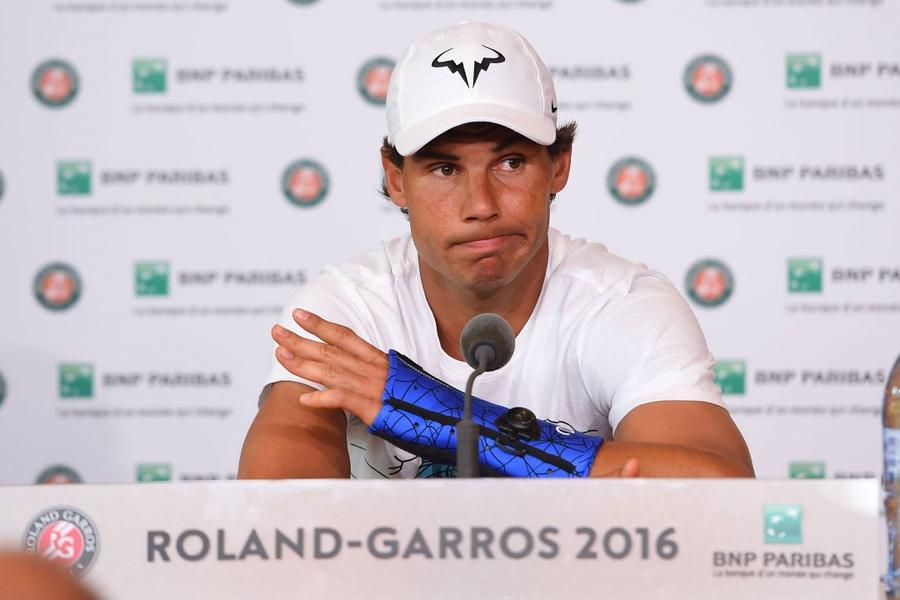 Rafael Nadal purtând o orteză pe încheietura stângă Foto Imago Rafael Nadal, 17 turnee de Grand Slam ratate în carieră » Un total de 42 de luni de absență, echivalentul a 3 ani și jumătate!