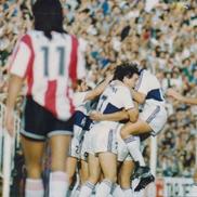 Jose Perdomo, la minge, în meciul din 1992 cu Estudiantes Foto: TyC Sports