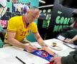 Adrian Ilie semnează un fular cu Steaua