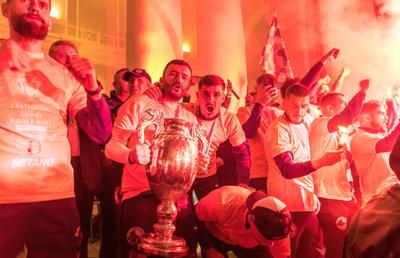 Sărbătoare la Hunedoara! Mii de oameni au ieșit în stradă să vadă campionii