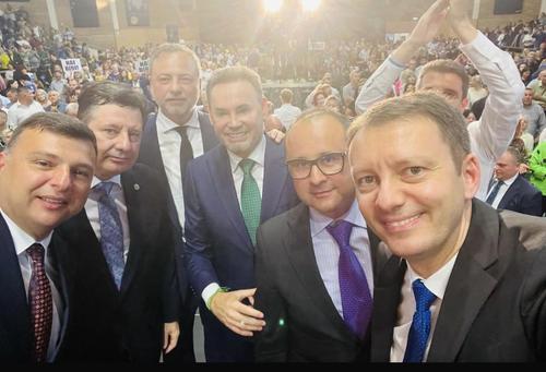 Gheorghe Falcă, în centru, cu cravată verde / FOTO: Facebook