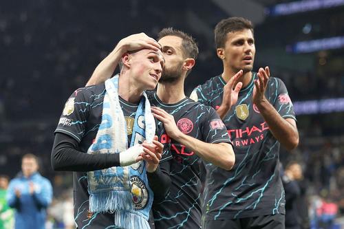 Phil Foden, în stânga, cu fularul lui Manchester City // foto: Guliver/gettyimages
