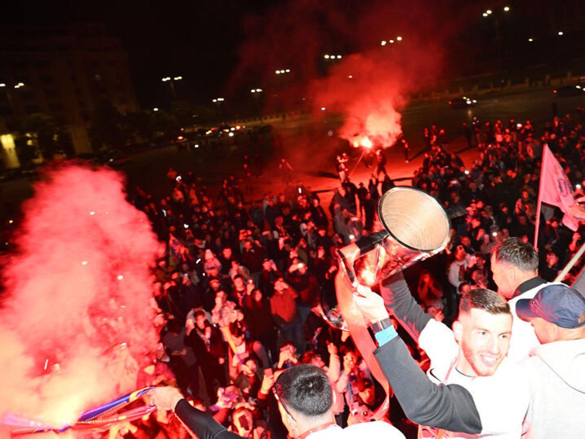 Bucureștiul roș-albastru! Imagini nevăzute de azi-noapte cu jucătorii FCSB în autocarul decapotabil: „Ei sunt cei mai buni!”