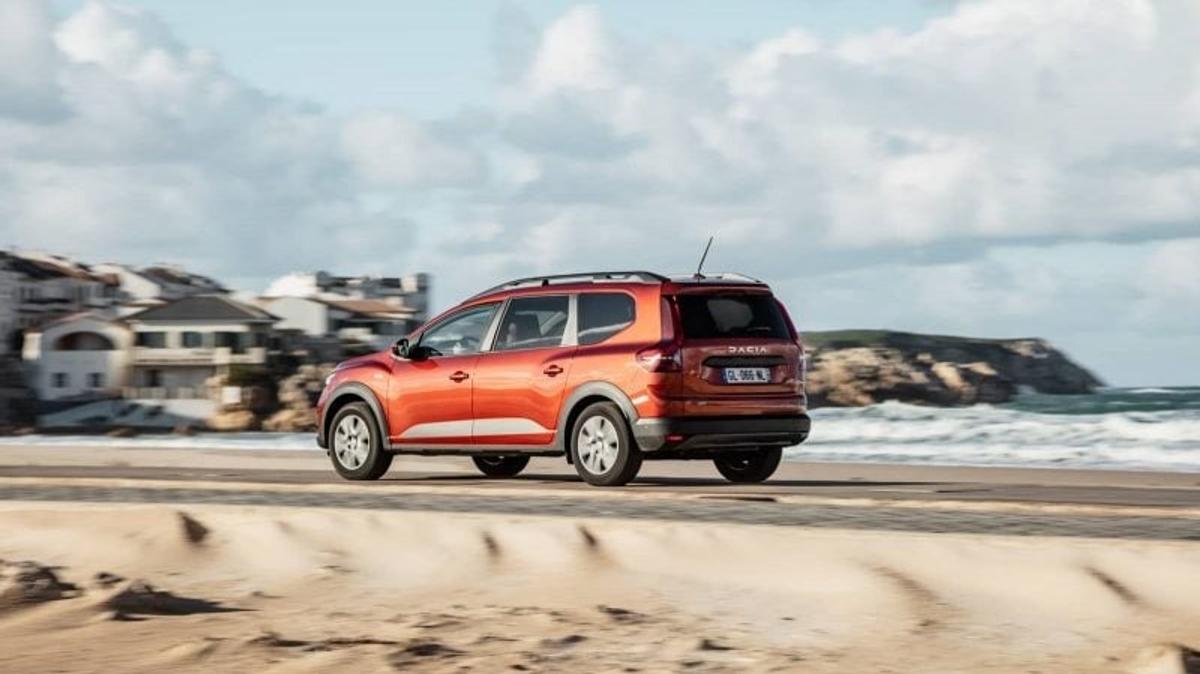 Noua mașină Dacia a fost „prezentată”: imaginile au scăpat pe net » Va fi mai ieftină decât rivalele Kia și Suzuki