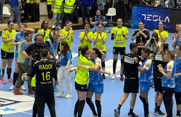 „Thank you, Cristina!” » Neagu și-a încheiat oficial uriașa carieră! Cea mai mare handbalistă a României, omagiată de mii de fani