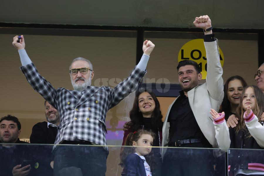 Teodora Becali, Mihai Mincu, Gigi Becali, la FCSB - U Craiova 1-0. Foto: Ionuț Iordache (GSP.RO) Gică Hagi renunță la acțiuni! S-a aflat cine va fi noul patron de la Farul: a spus TOTUL în direct