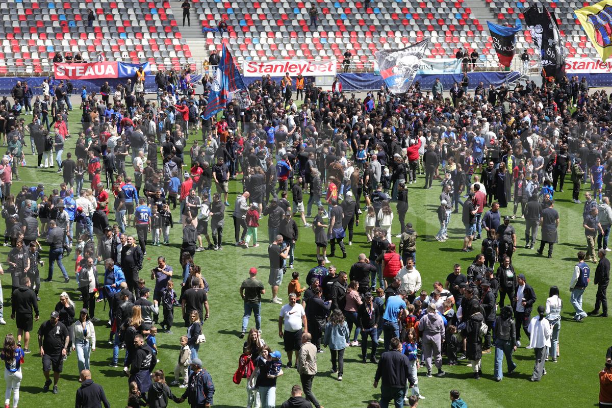 Bătaie Steaua - CSM Reșița! Fanii au sărit în teren după fluierul final