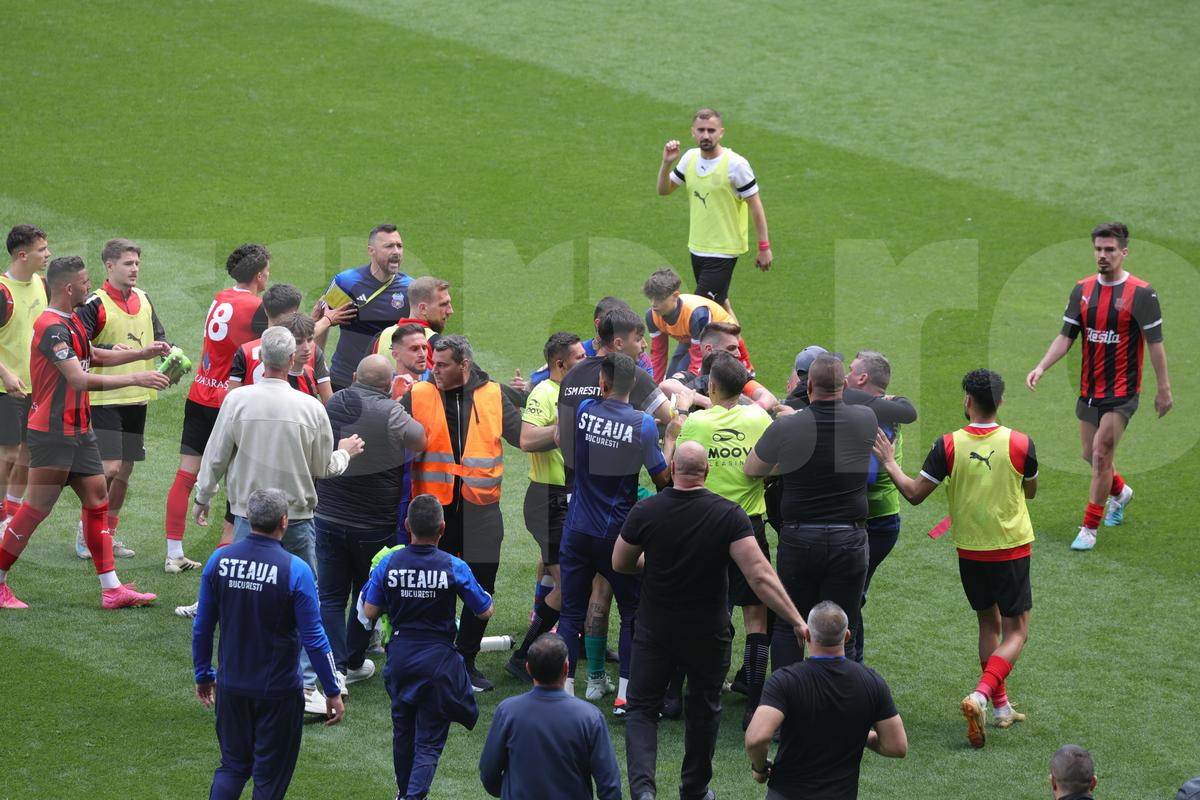 Bătaie Steaua - CSM Reșița! Fanii au sărit în teren după fluierul final