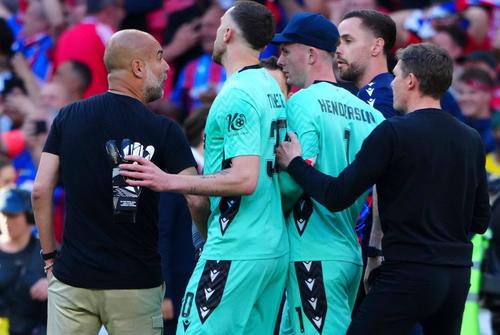Guardiola strigă în direcția lui Henderson (cu șapcă)