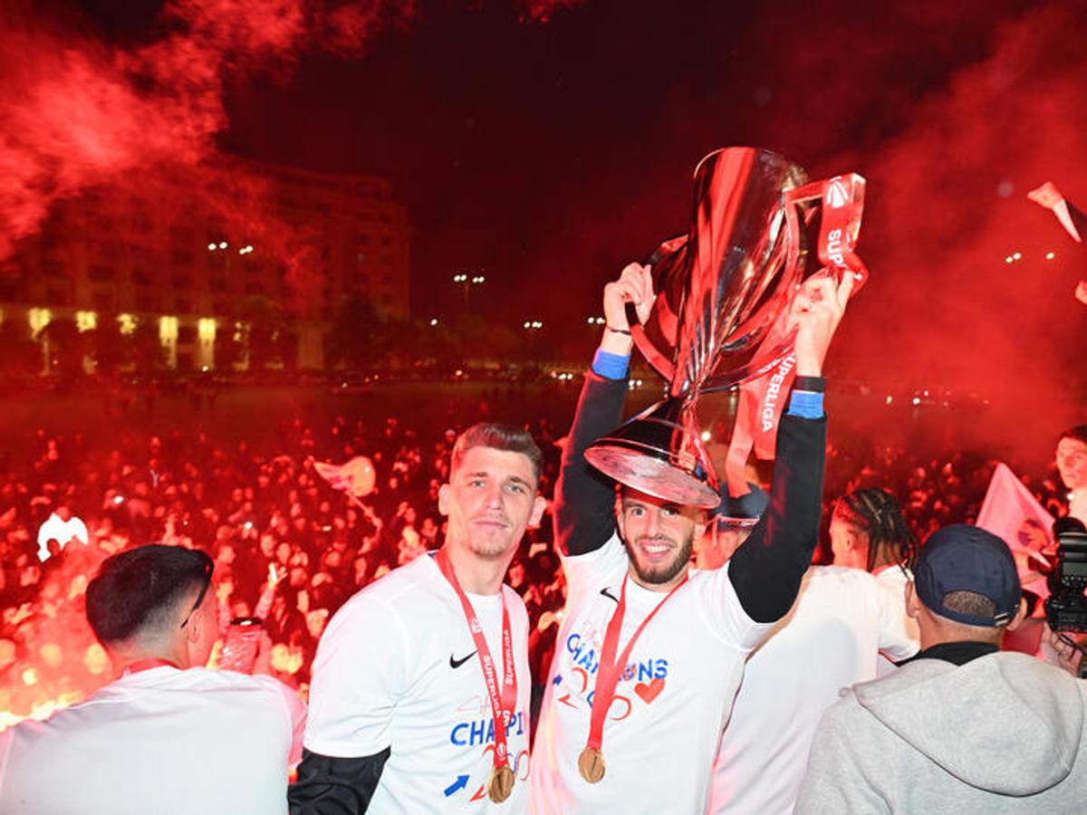 Bucureștiul roș-albastru! Imagini nevăzute de azi-noapte cu jucătorii FCSB în autocarul decapotabil: „Ei sunt cei mai buni!”