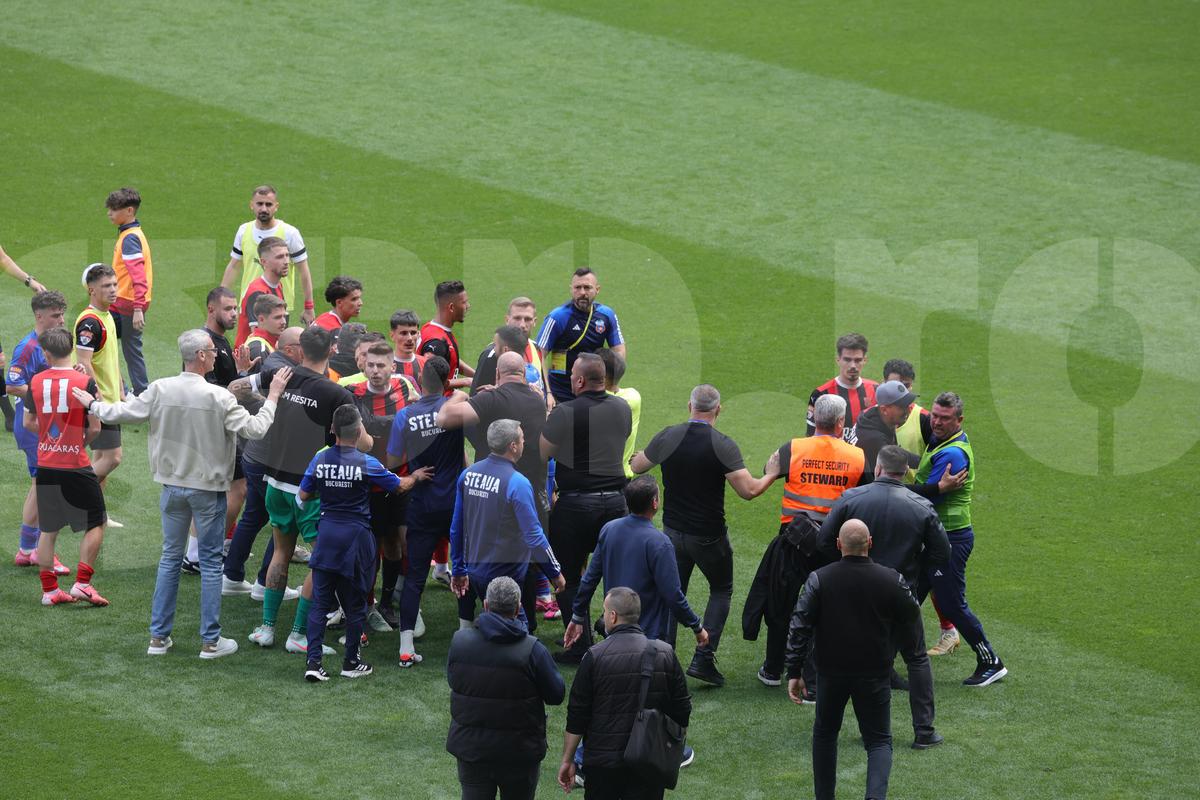 Bătaie Steaua - CSM Reșița! Fanii au sărit în teren după fluierul final
