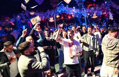 „De la Tănase, de la Tănase, de la Tănase!” » Campionul României a scos teancul cu bani și i-a „spart” pe lăutari