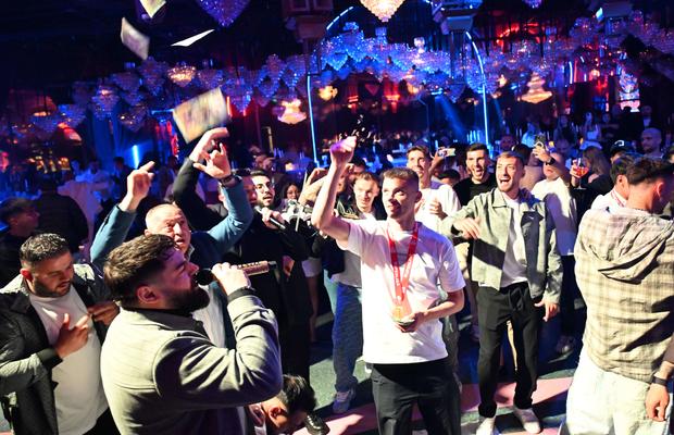 „De la Tănase, de la Tănase, de la Tănase!” » Campionul României a scos teancul cu bani și i-a „spart” pe lăutari