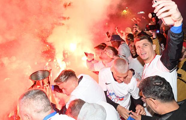 Bucureștiul roș-albastru! Imagini nevăzute de azi-noapte cu jucătorii FCSB în autocarul decapotabil: „Ei sunt cei mai buni!”