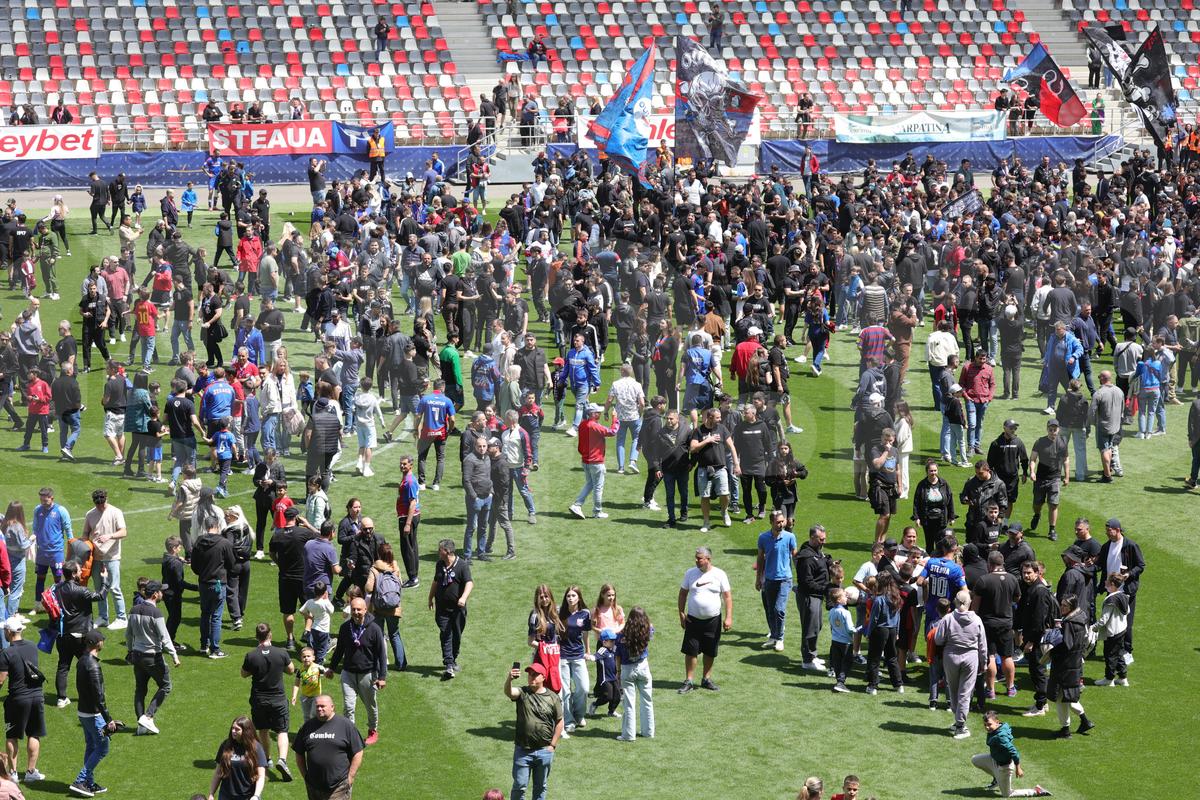 Bătaie Steaua - CSM Reșița! Fanii au sărit în teren după fluierul final