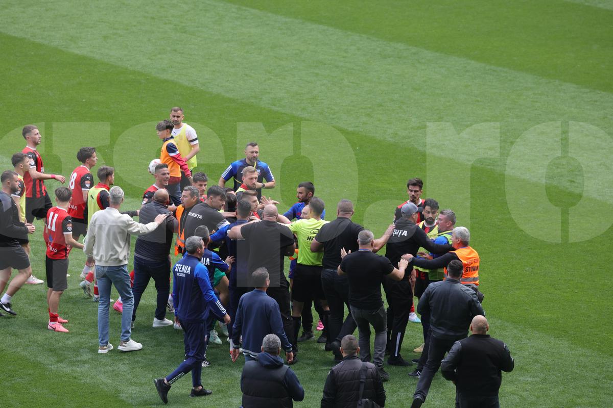 Bătaie Steaua - CSM Reșița! Fanii au sărit în teren după fluierul final