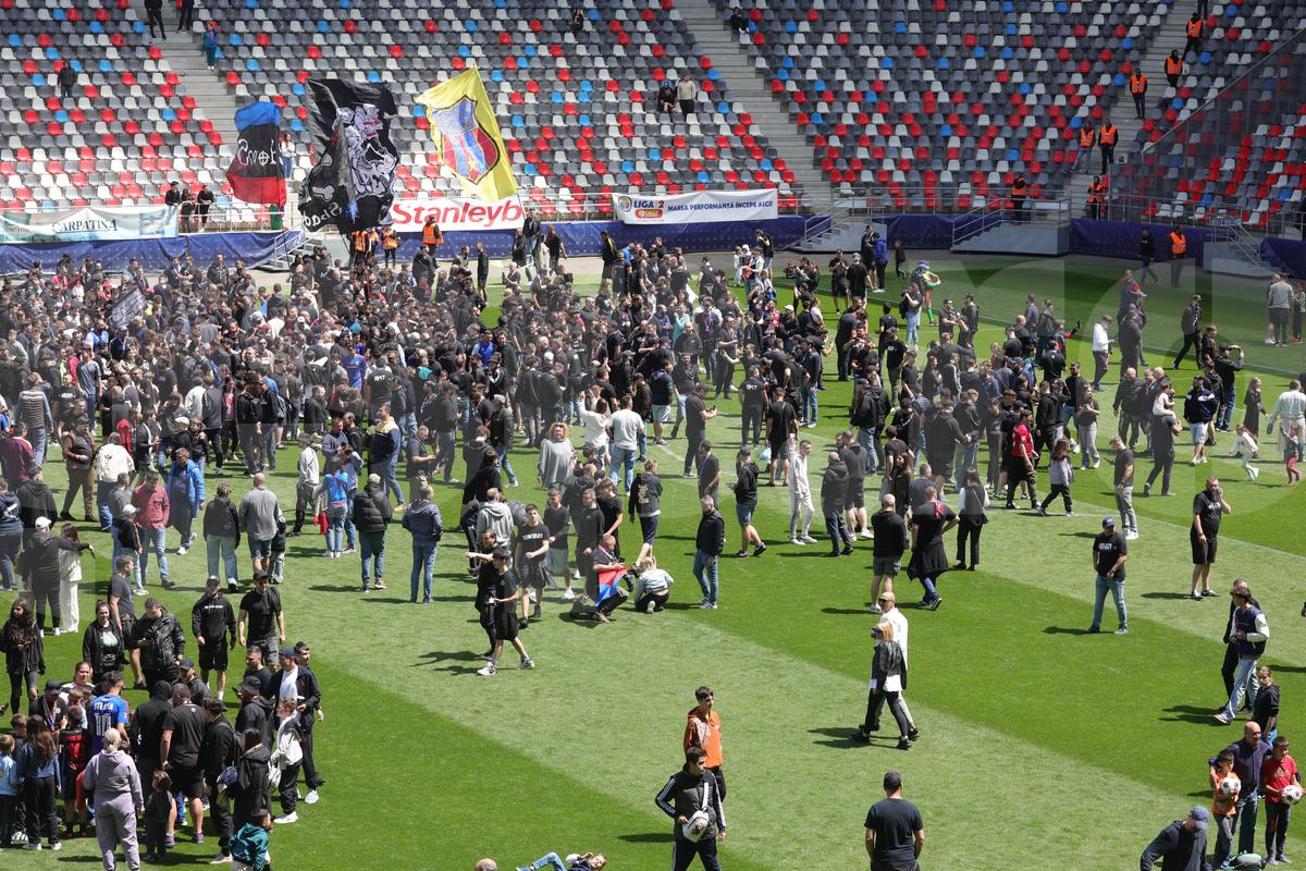 Bătaie Steaua - CSM Reșița! Fanii au sărit în teren după fluierul final