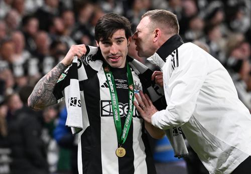 Sandro Tonali a câștigat cu Newcastle o Cupă a Ligii Angliei (2024/2025) // FOTO: Getty Images