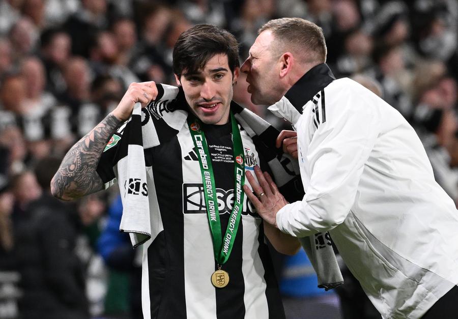 Sandro Tonali, purtând medalia de câștigător al Cupei Ligii Angliei (2024/2025) // FOTO: Getty Images Manchester United pregătește transferul verii » 100 de milioane de euro pentru jucătorul lui Newcastle