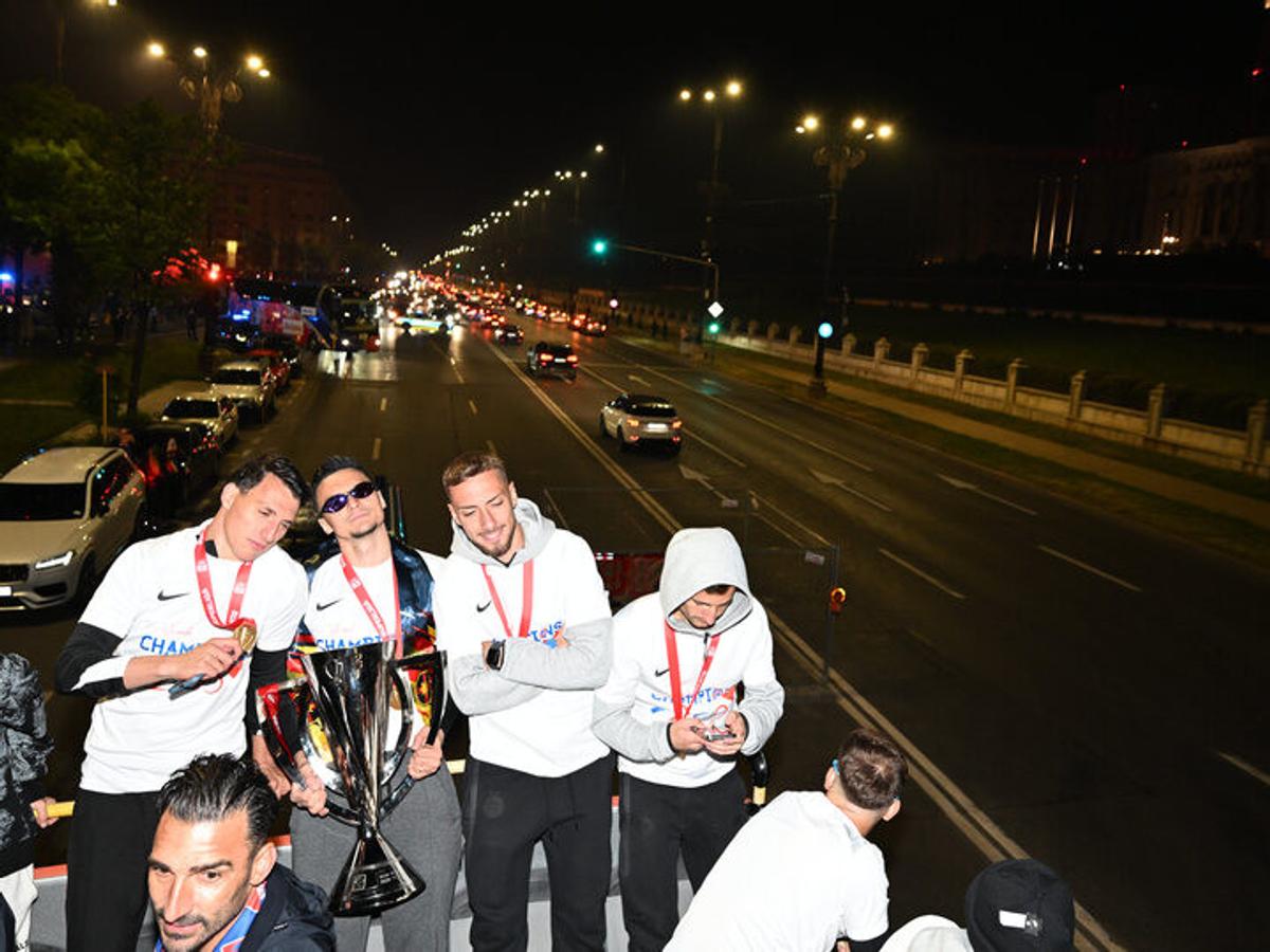 Bucureștiul roș-albastru! Imagini nevăzute de azi-noapte cu jucătorii FCSB în autocarul decapotabil: „Ei sunt cei mai buni!”