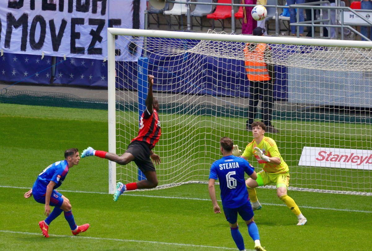 „Aici e Steaua!” » 3 detalii din Ghencea, de la Steaua - CSM Reșița: ce făcea Victor Pițurcă în lojă și cum arată la 69 de ani + mesajele ostile ale ultrașilor