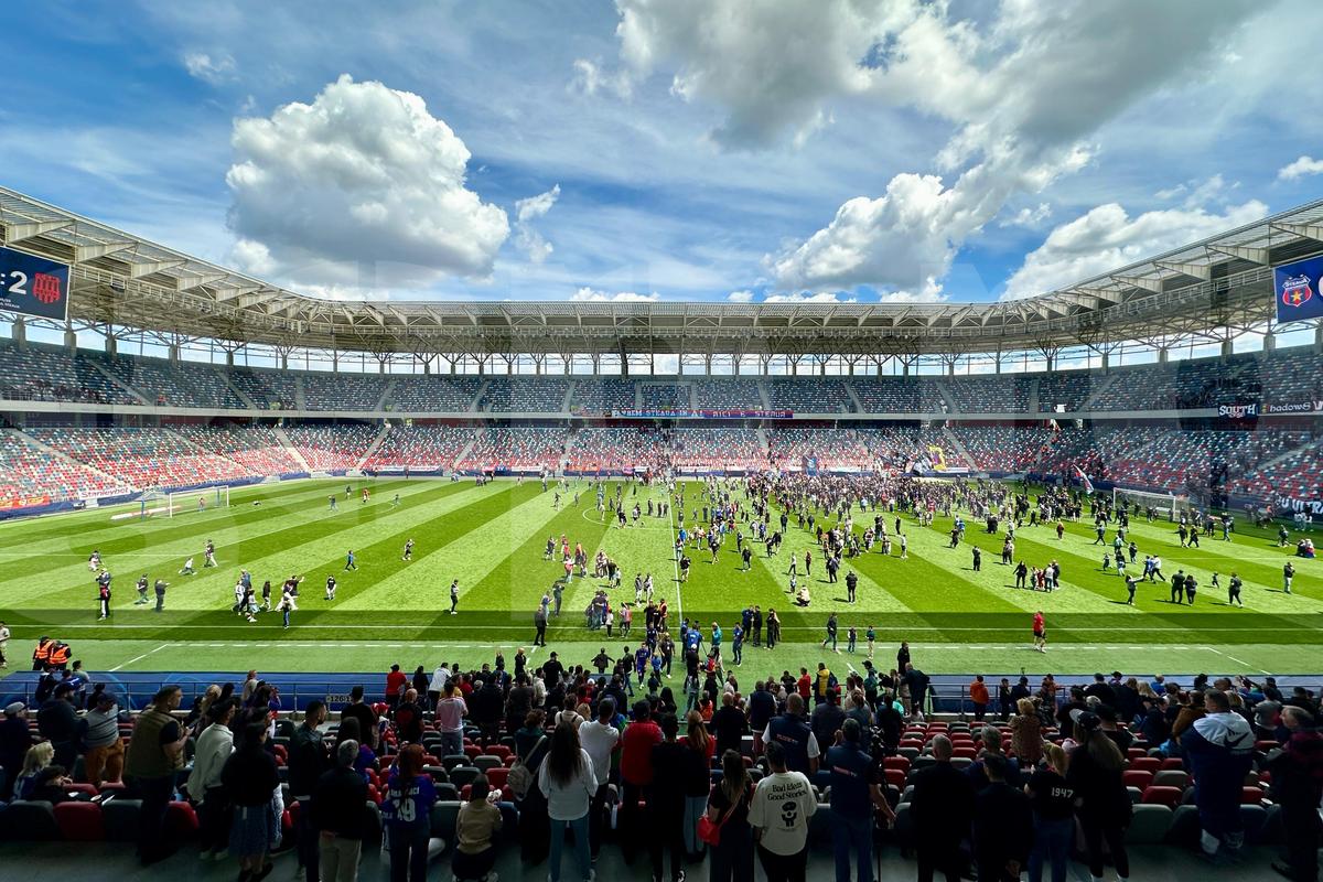 Bătaie Steaua - CSM Reșița! Fanii au sărit în teren după fluierul final